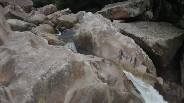 Ruscello di montagna nella cascata foresta ba ho. vitivinicola — Video Stock