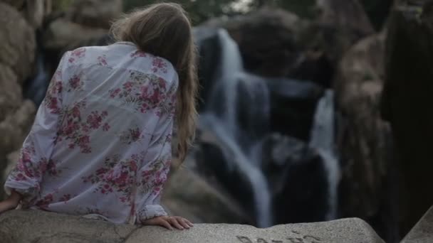 Belle femme sous la cascade sous les tropiques vietnam — Video