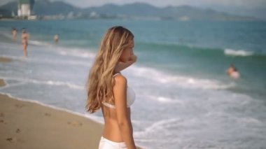 Güzel genç kız ile bir güzel rakam poz ve deniz kıyısı boyunca