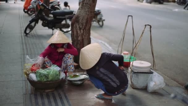 Vietnamesische Verkäuferin Obst. am Straßenrand sitzend. Brötchen backen — Stockvideo