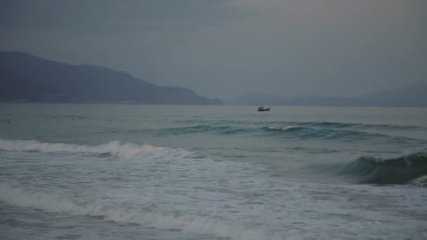 Tengeri hullámok halászhajók Mountain View. kihalt strand — Stock videók