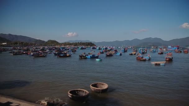 Barco de pesca tradicional em ondas pequenas. Vietname hd — Vídeo de Stock