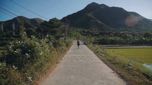 Mooie vrouw op rijstvelden, Vietnam. HD 1080p — Stockvideo