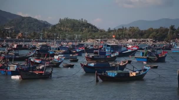 Barco de pesca tradicional en pequeñas olas. Vietnam hd — Vídeos de Stock