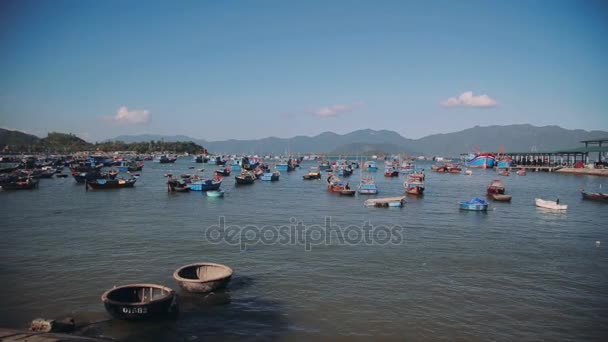 Barco de pesca tradicional em ondas pequenas. Vietname hd — Vídeo de Stock