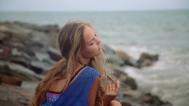 Πανέμορφο νεαρό κορίτσι με μια όμορφη εικόνα που παρουσιάζουν και περιπάτους κατά μήκος της ακτής — Αρχείο Βίντεο