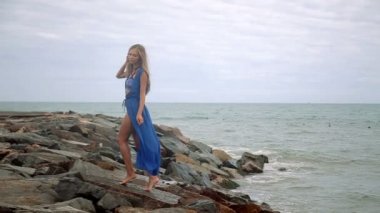 Güzel genç kız ile bir güzel rakam poz ve deniz kıyısı boyunca