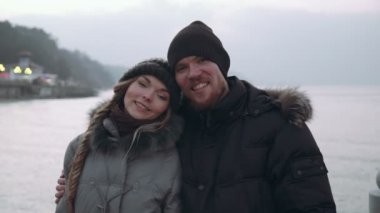 Çift erkek ve kadın deniz izlerken iskeleye
