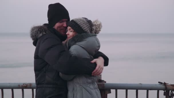 海を眺めながら桟橋にカップルの男女 — ストック動画