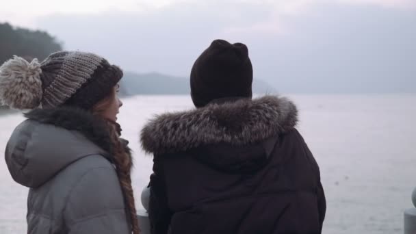 Çift erkek ve kadın deniz izlerken iskeleye — Stok video
