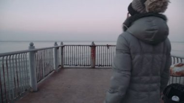 kadın, deniz kamerada izlerken iskeleye