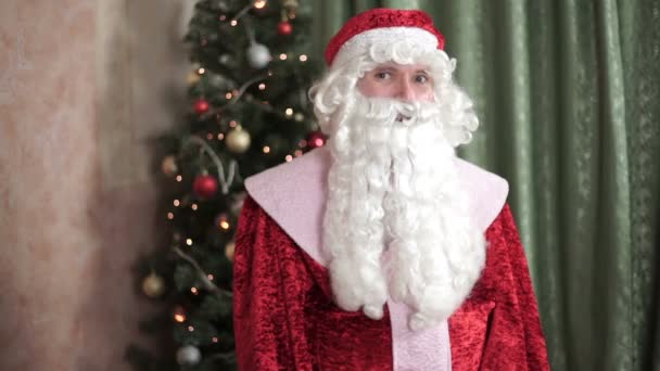 Primer plano retrato de Santa Claus Gesto de Silencio año nuevo Navidad — Vídeos de Stock