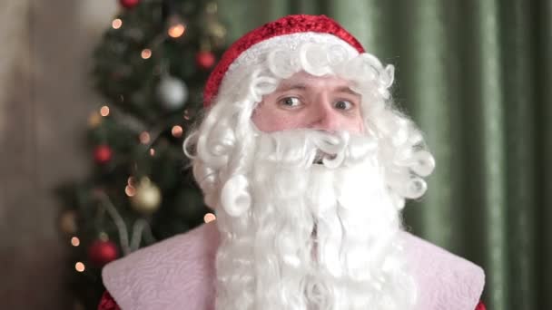 Primo piano ritratto di Babbo Natale, Gesto del Silenzio nuovo anno, Natale — Video Stock