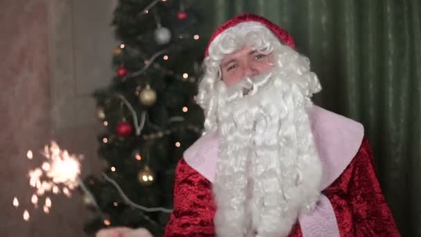 Closeup portrait of Santa Claus, sparkler in hand new year, christmas — Stock Video