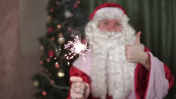Closeup retrato de Papai Noel, sparkler na mão ano novo, Natal — Vídeo de Stock