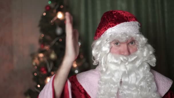 Primer plano retrato de Santa Claus girando dedo a su templo, año nuevo, Navidad — Vídeo de stock