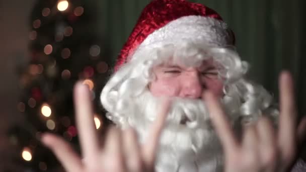 Портрет Санта Клауса крупным планом, рок-н-ролл, Новый год, Рождество — стоковое видео