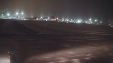 Bir yer - 50 fps gece yavaş çekimde bir Havaalanı pencere görünümünü ile Full Hd uçan