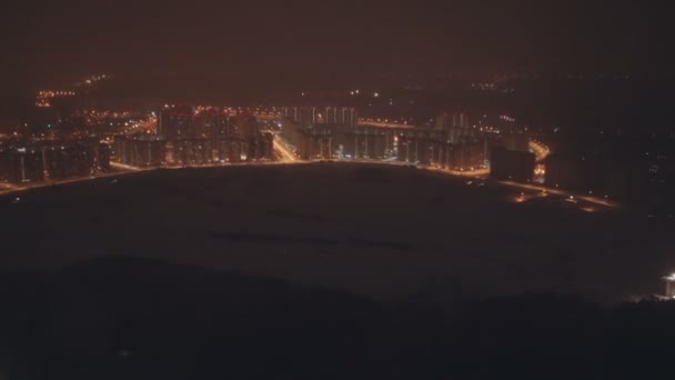 Latanie z miejscem - okno widok miasta w nocy zwolnionym tempie od 50 fps Full Hd — Wideo stockowe