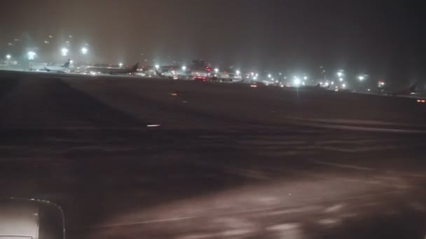 Flyga med en plats - fönster syn på en flygplats i natt slow motion från 50 fps Full Hd — Stockvideo