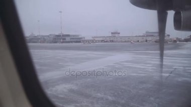 görünümü bir uçak pist penceresinden, kış. yavaş hareket 50 fps Full Hd
