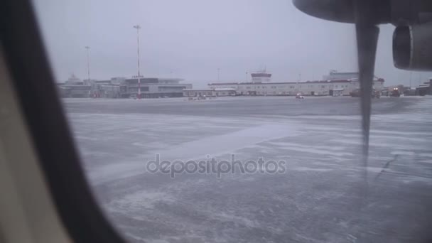 Θέα από το παράθυρο ενός αεροπλάνου διαδρόμου, το χειμώνα. αργή κίνηση από 50 fps Full Hd — Αρχείο Βίντεο