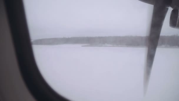 Uitzicht vanuit het raam van een vliegtuig start-en landingsbaan, de winter. Slow motion van 50 fps Full Hd — Stockvideo