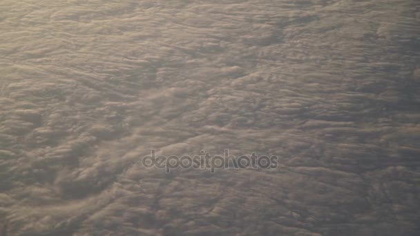 Blick aus dem Flugzeugfenster Sonnenuntergang über Wolken Zeitlupe von 50 fps full hd — Stockvideo