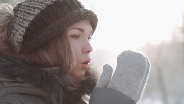 若い美しい女性が冬の森でポーズします。雪背景に屋外冬の肖像. — ストック動画