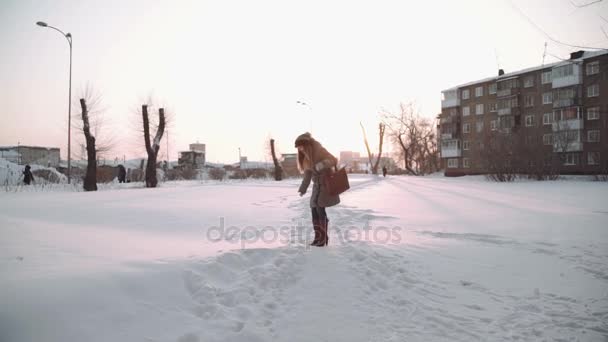 若い美しい女性が冬の森でポーズします。雪背景に屋外冬の肖像. — ストック動画