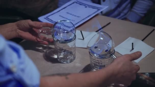 Бармен готує самбуки в барі — стокове відео