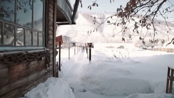 Дерев'яний традиційний будинок в зимовому селі — стокове відео