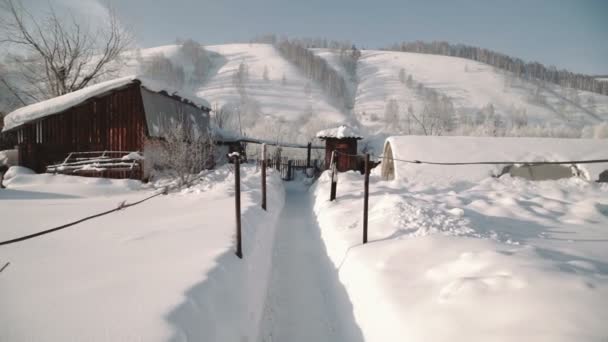 Kış günü, geleneksel ev ve araba yol tarafından ağır kar kaplı güzel dağ köyü