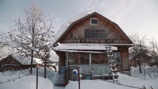 Maison traditionnelle en bois dans village d'hiver — Video