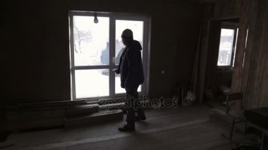 bir adam kış Köyü geleneksel ahşap evde