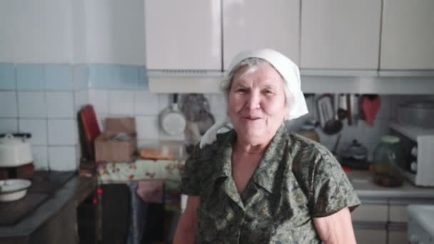 Eine ältere Seniorin Oma in der Küche — Stockvideo