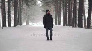 Sakallı genç yakışıklı bir adam portresi. Sakallı bir adam kış ormanın içinde. Doğada sağlıklı genç sakallı adam.