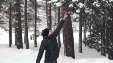 Sakallı genç yakışıklı bir adam portresi. Sakallı bir adam kış ormanın içinde. Doğada sağlıklı genç sakallı adam.