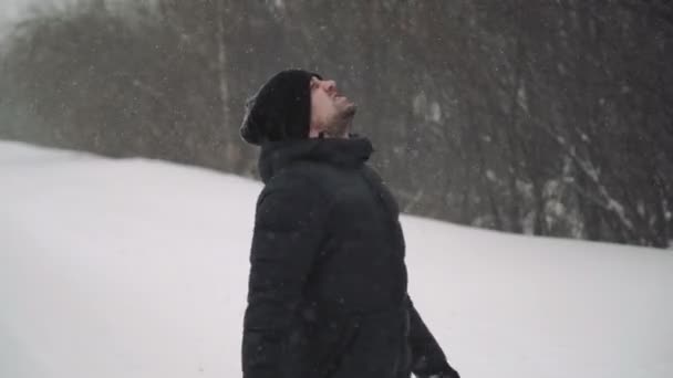 Retrato de um jovem bonito com barba. Um homem barbudo nos bosques de inverno. Saudável jovem barbudo homem na natureza . — Vídeo de Stock