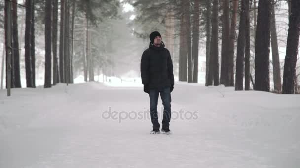 Ritratto di giovane bell'uomo con la barba. Un uomo barbuto nei boschi invernali. Giovane uomo barbuto sano in natura . — Video Stock