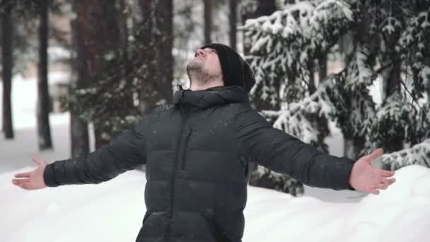 Retrato de um jovem bonito com barba. Um homem barbudo nos bosques de inverno. Saudável jovem barbudo homem na natureza . — Vídeo de Stock