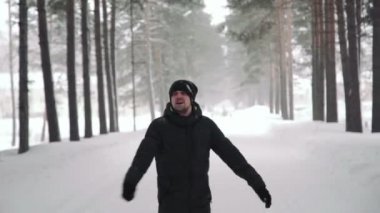 Sakallı genç yakışıklı bir adam portresi. Sakallı bir adam kış ormanın içinde. Doğada sağlıklı genç sakallı adam.