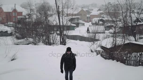 Ritratto di giovane bell'uomo con la barba. Un uomo barbuto nei boschi invernali. Giovane uomo barbuto sano in natura . — Video Stock