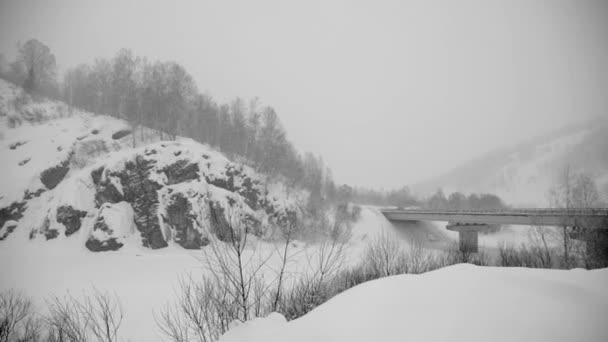 Autostraße im Winter mit starkem Schneefall bedeckt, Winterwald — Stockvideo