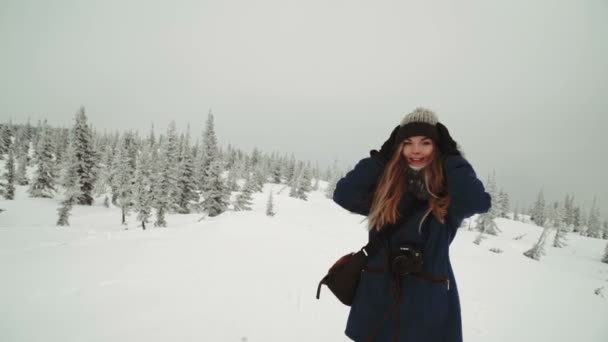 Mulher bonita jovem posando sobre floresta de inverno. Retrato de inverno ao ar livre sobre fundo nevado . — Vídeo de Stock