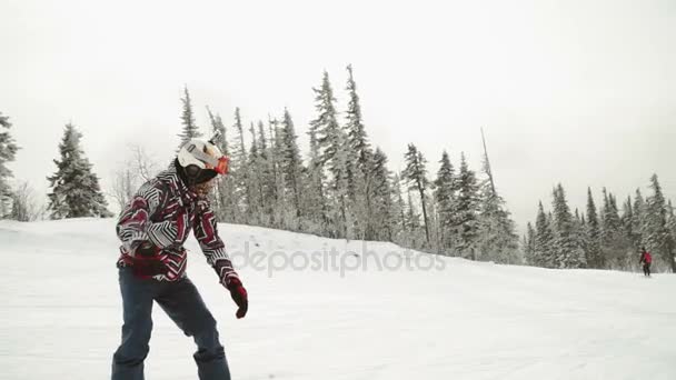 Joven snowboarder hembra montando nieve fresca en polvo en una hermosa montaña nevada en invierno soleado. nieve en polvo perfecta fuera de pista en estación de esquí de montaña . — Vídeo de stock