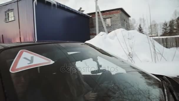 Instructor de conducción señala espejos a bastante adolescente sentado en el coche — Vídeos de Stock