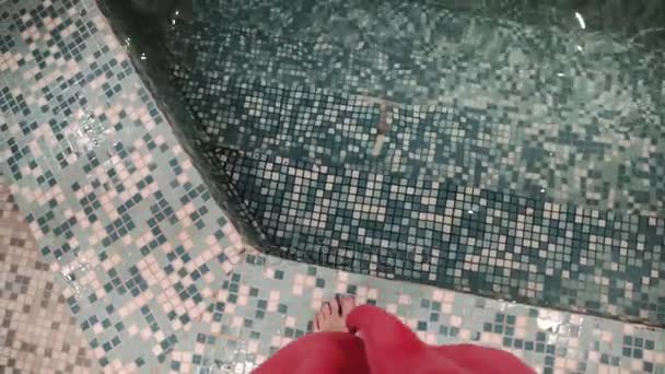 Jovem mulher pé piscina, pernas de verão refresco piscina — Vídeo de Stock