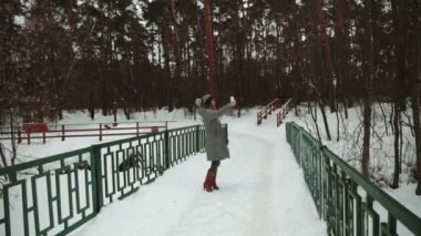 Genç güzel model kış orman üzerinde poz. Şık moda portre. ahşap yolu