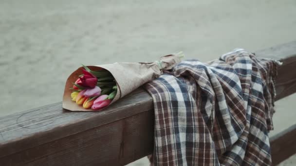 Un bouquet de fleurs de tulipes, en papier artisanal, un plaid sur le fond de la mer, gros plan — Video